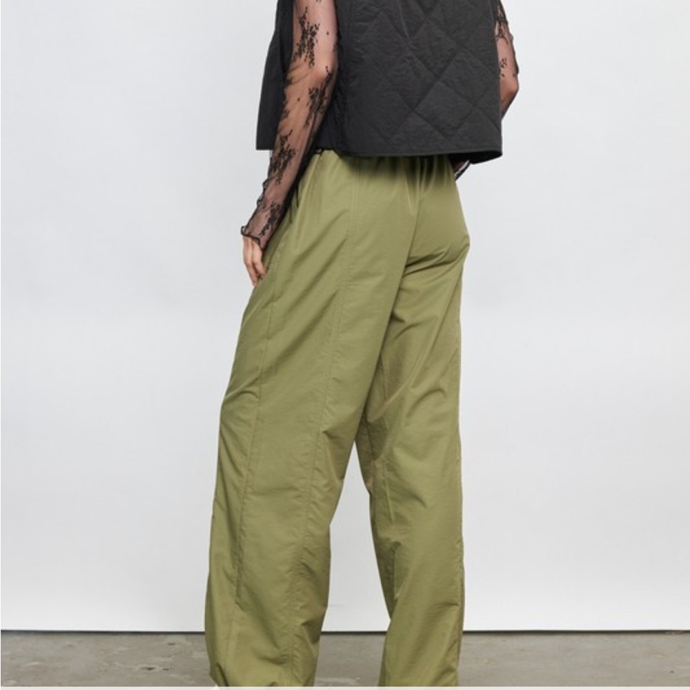 Elastic Drawstring Waist and Bottom Detail - Picture 3 of 6
